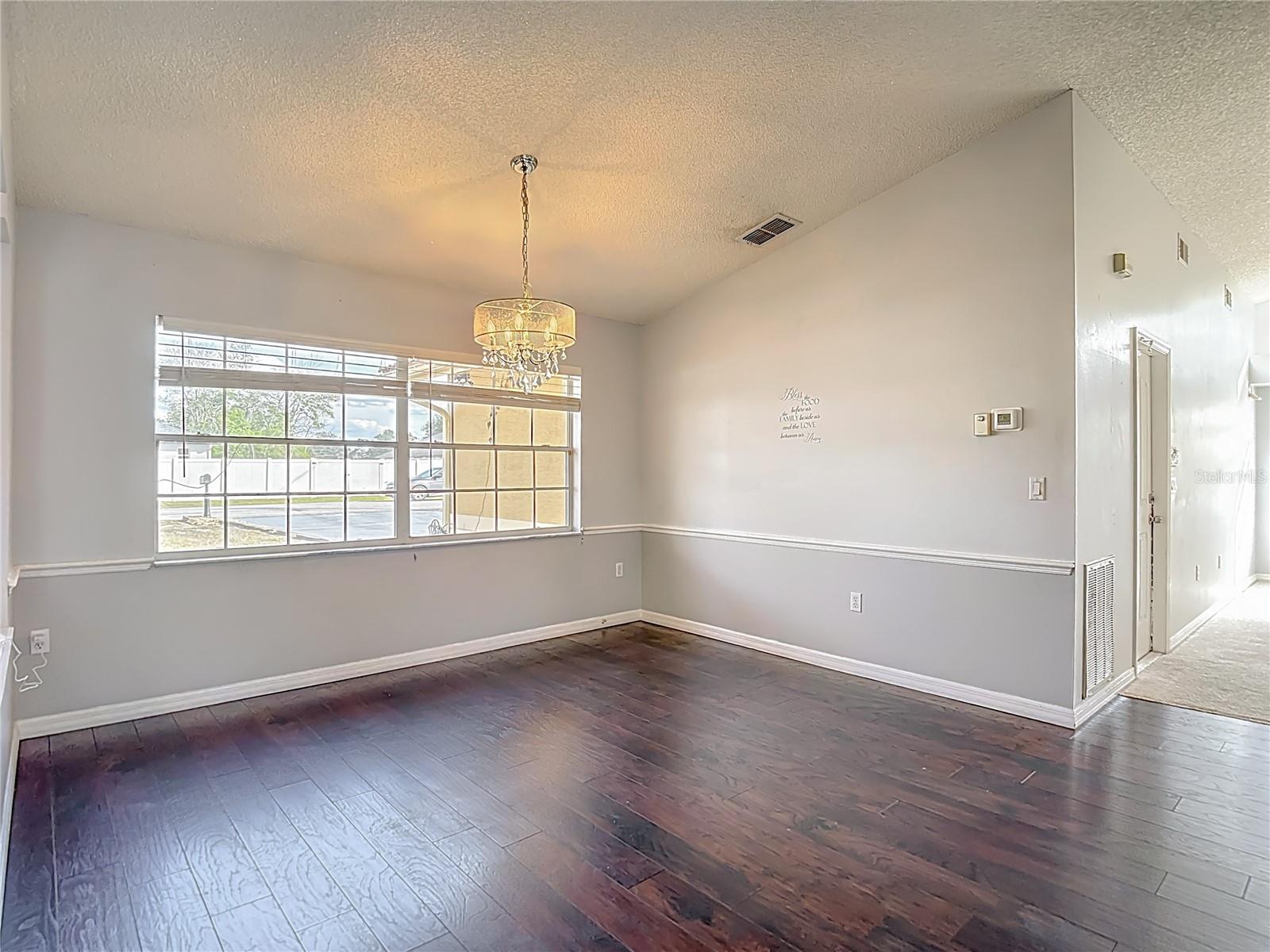 Listing photo id 7 for 1093 Dunlap Avenue