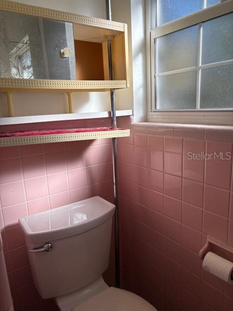 Listing photo id 13 for 6121 Whiteway Drive