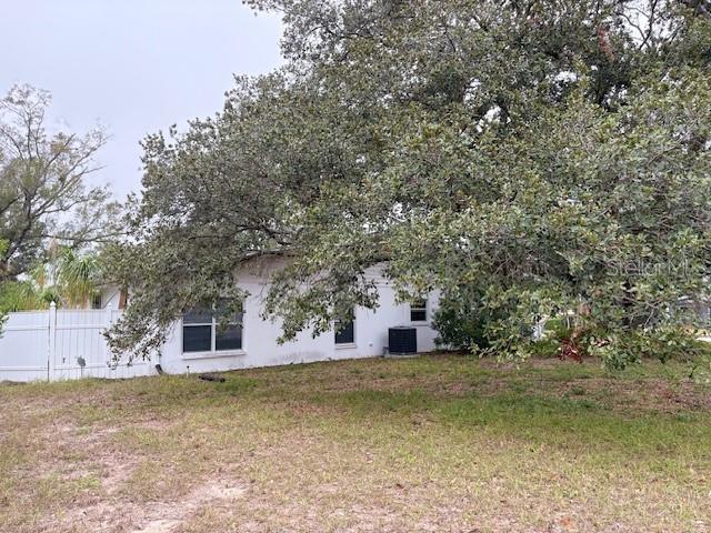 Listing photo id 16 for 6121 Whiteway Drive