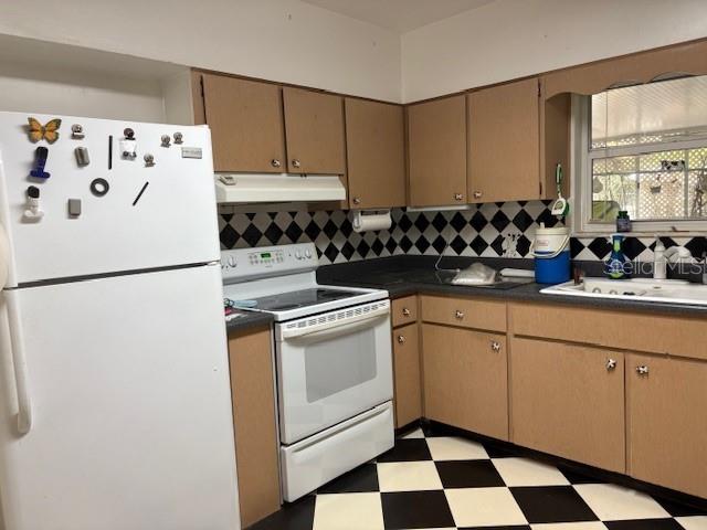 Listing photo id 1 for 6121 Whiteway Drive