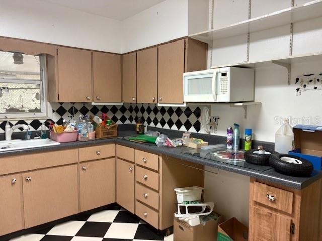 Listing photo id 2 for 6121 Whiteway Drive