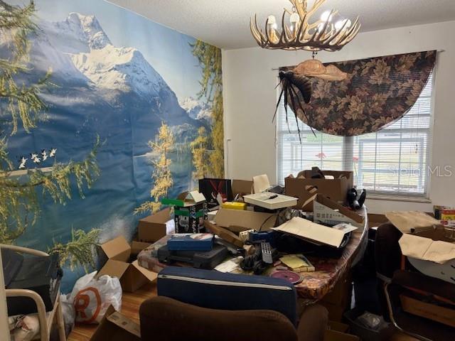 Listing photo id 4 for 6121 Whiteway Drive