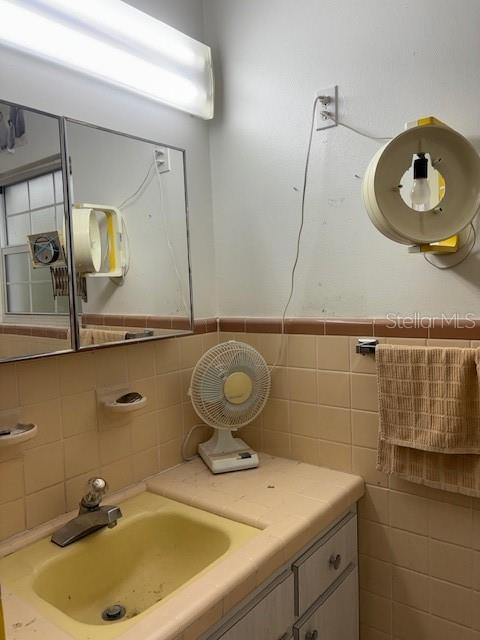 Listing photo id 6 for 6121 Whiteway Drive