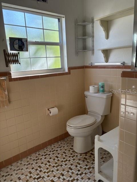 Listing photo id 7 for 6121 Whiteway Drive