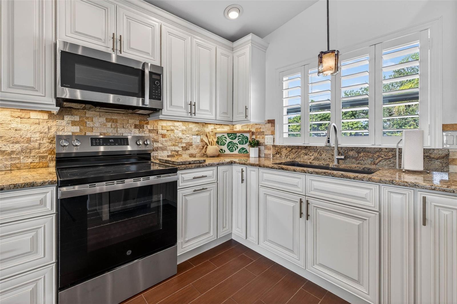 Image 21 of 51 For 333 La Hacienda Drive