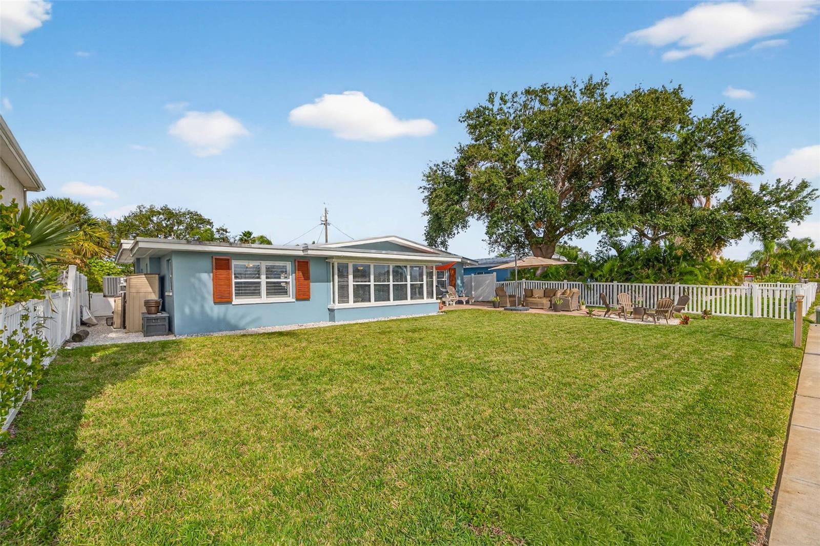 Image 43 of 51 For 333 La Hacienda Drive