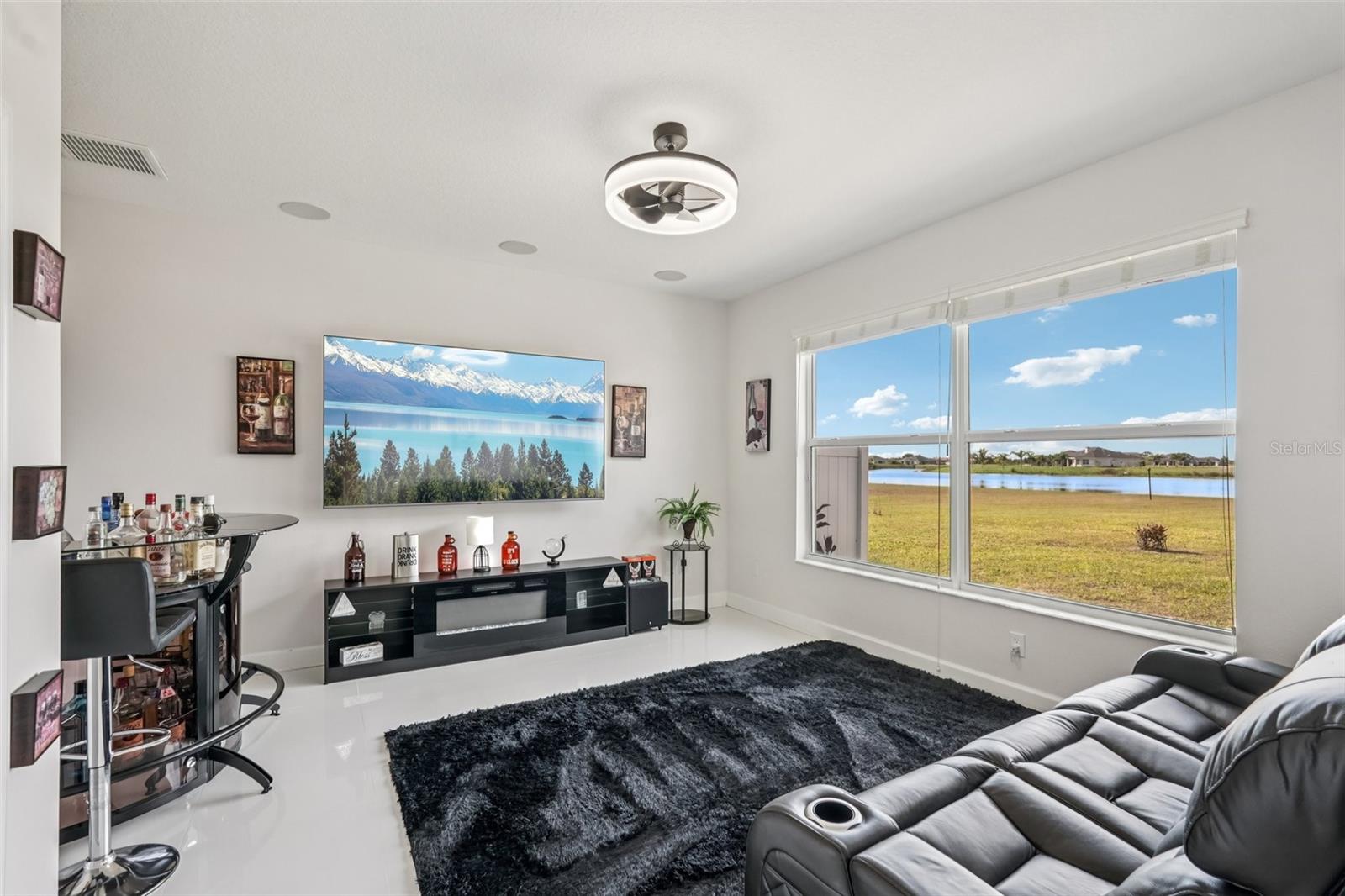 Listing photo id 11 for 5027 Lake Toscana Drive