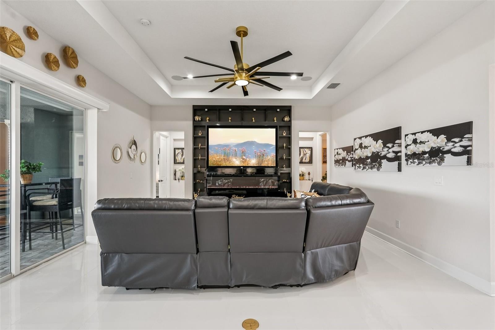 Listing photo id 13 for 5027 Lake Toscana Drive