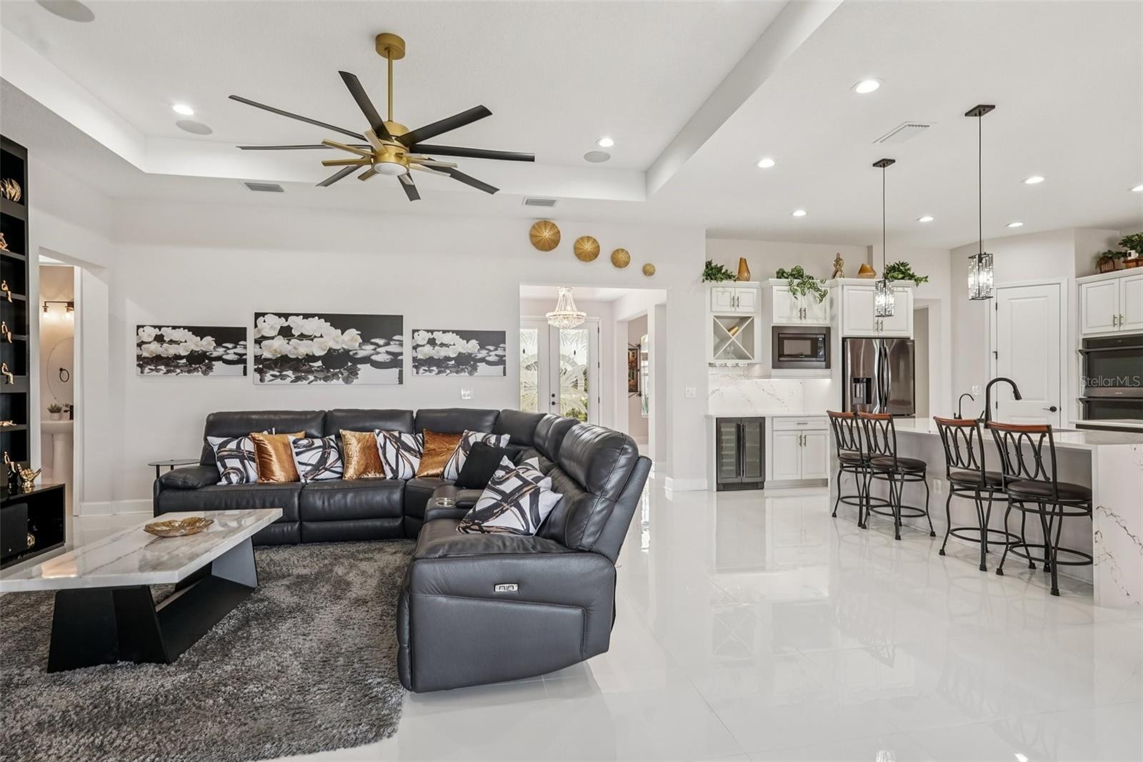 Listing photo id 14 for 5027 Lake Toscana Drive