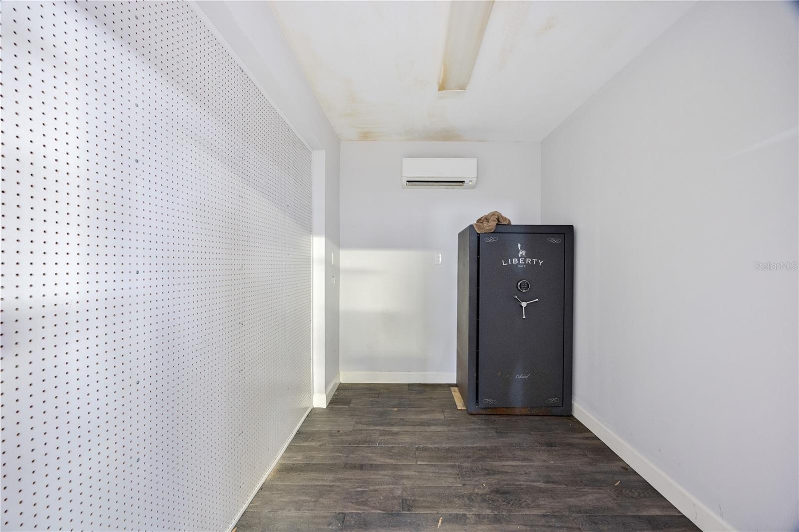 Listing photo id 32 for 80 Shore Drive