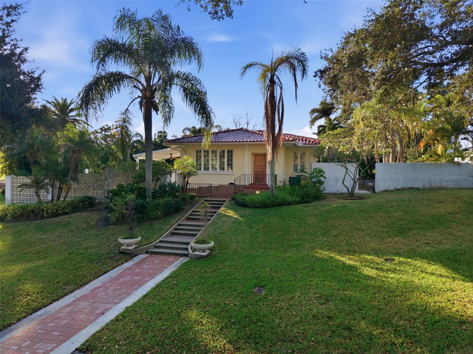 Image 2 of 8 For 720 35th Avenue N