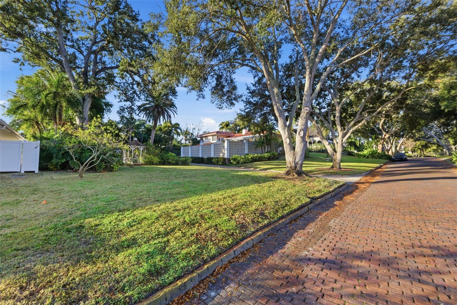 Image 7 of 8 For 720 35th Avenue N