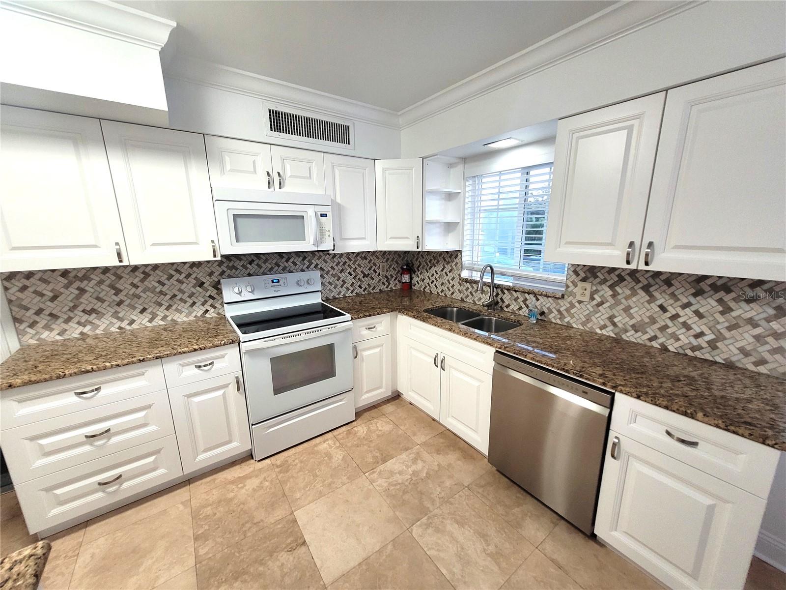 Image 10 of 19 For 356 Overbrook Drive E