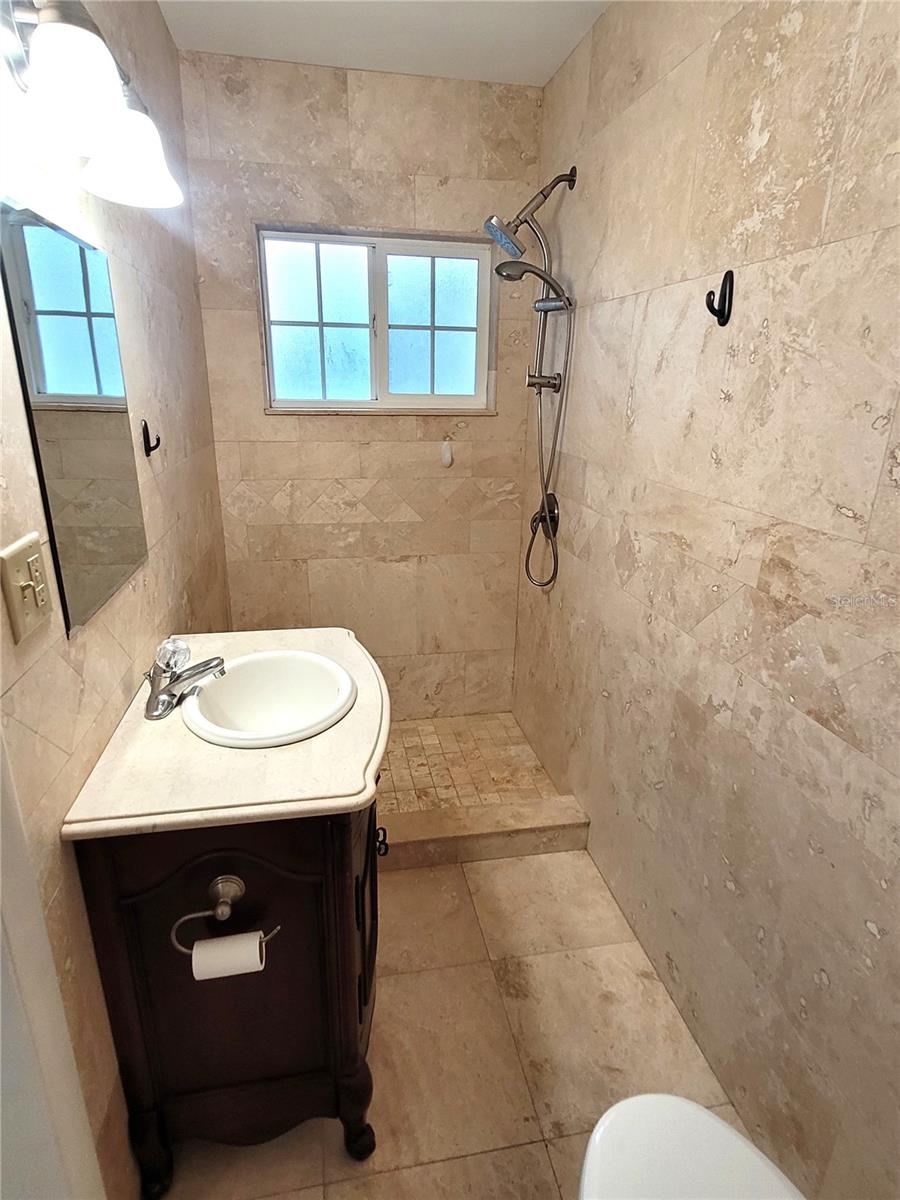 Image 12 of 19 For 356 Overbrook Drive E