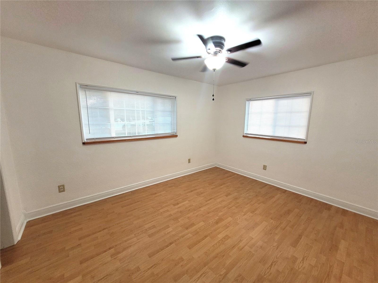 Image 14 of 19 For 356 Overbrook Drive E