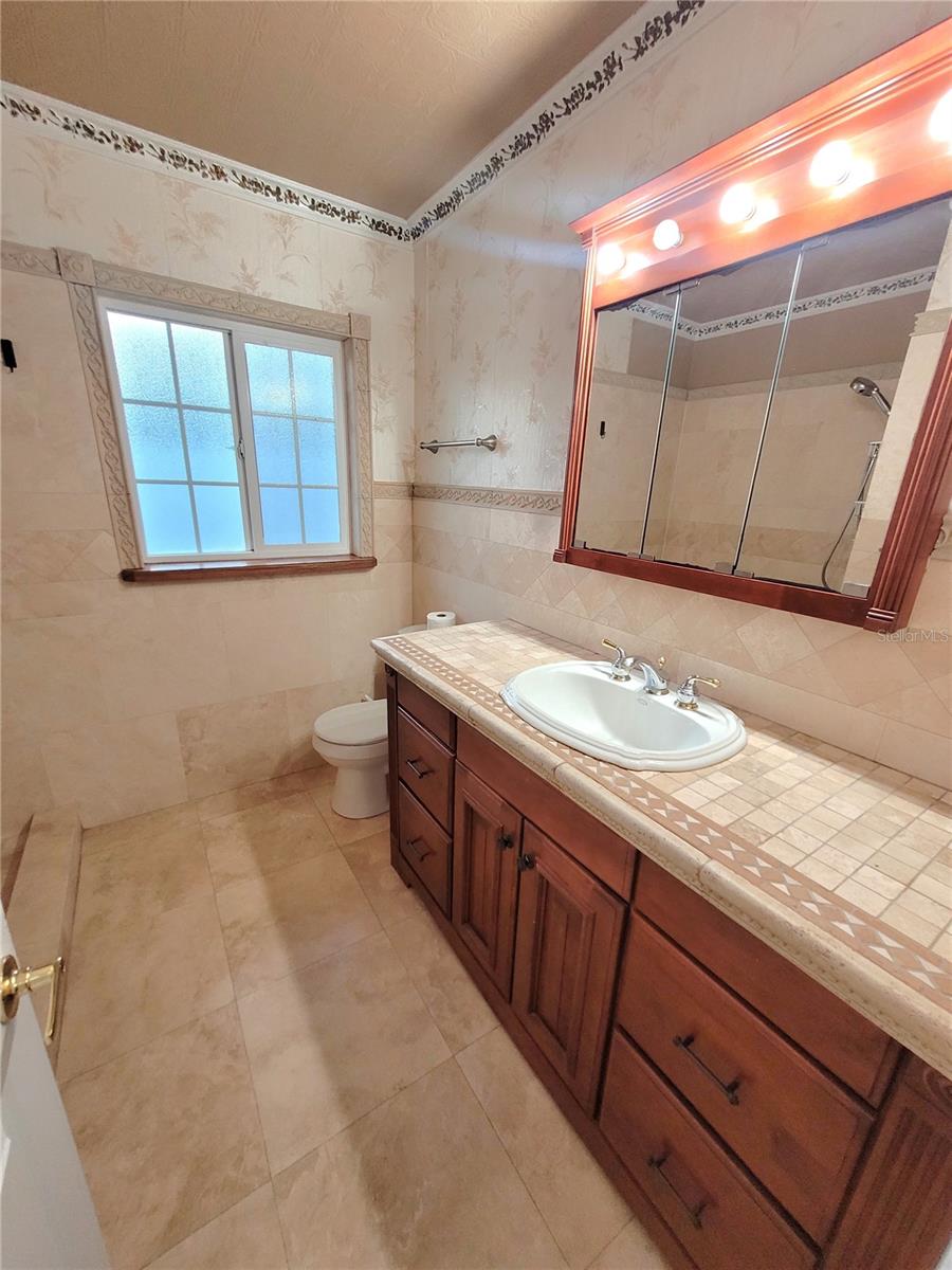 Image 15 of 19 For 356 Overbrook Drive E