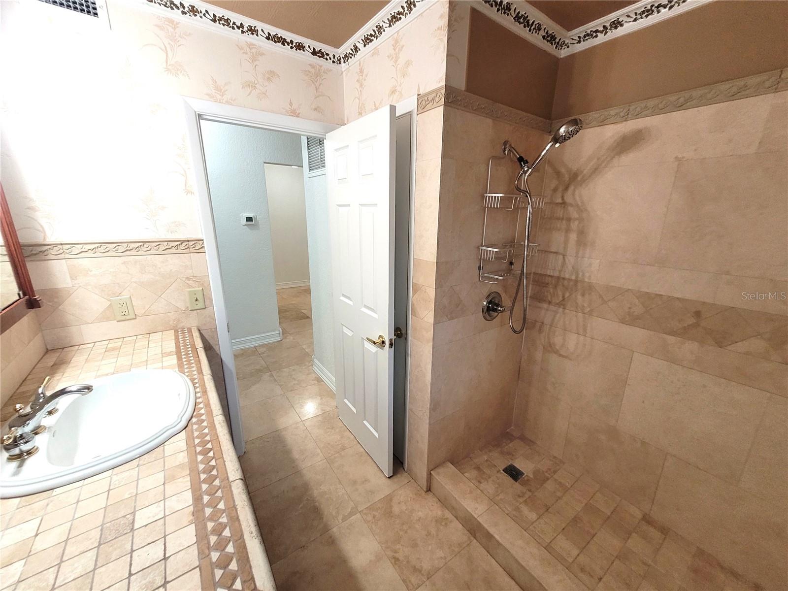 Image 16 of 19 For 356 Overbrook Drive E