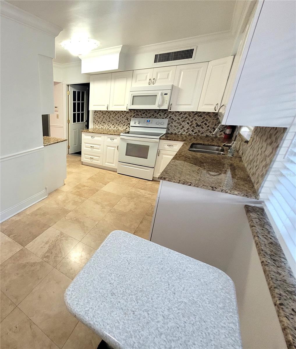 Image 9 of 19 For 356 Overbrook Drive E