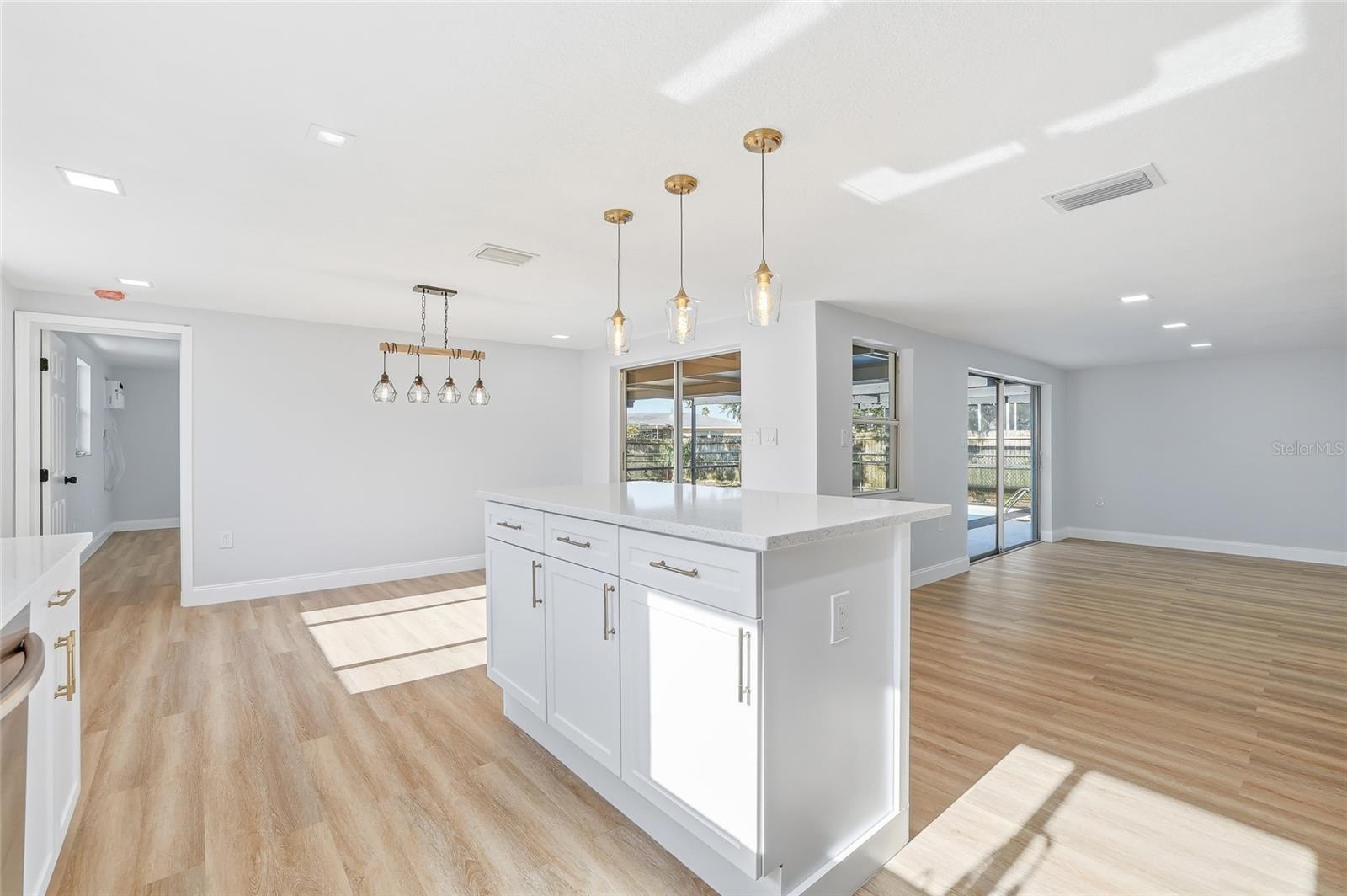 Image 11 of 47 For 9821 Lakeside Lane