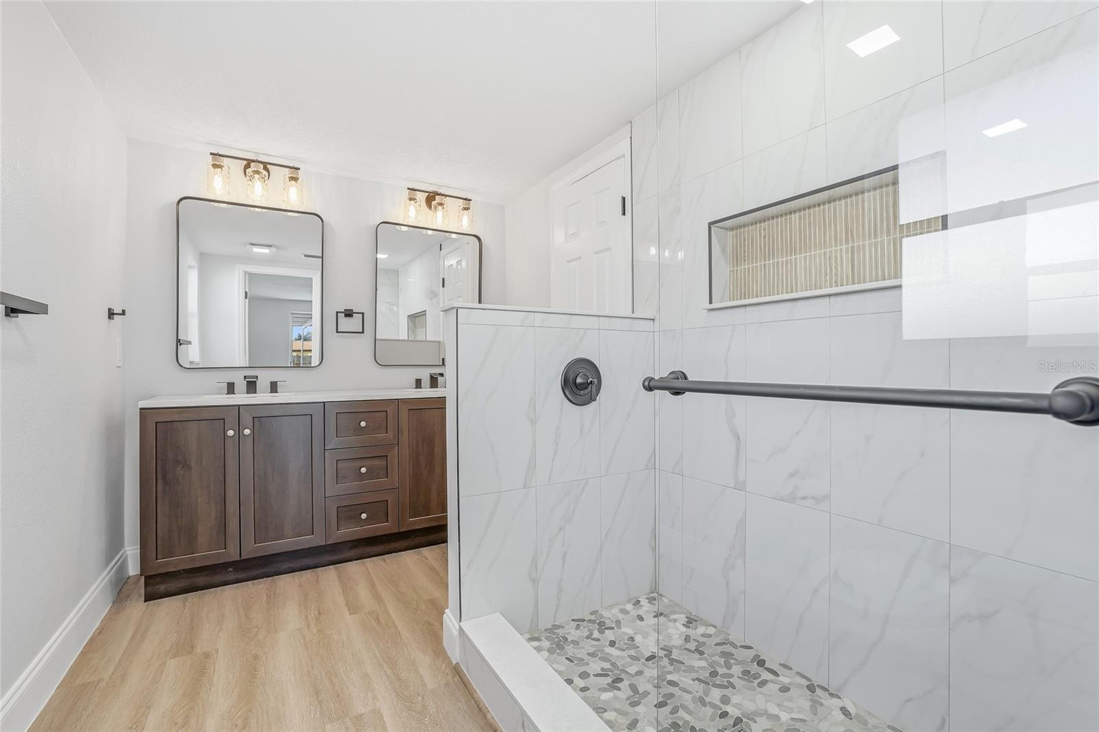 Image 20 of 47 For 9821 Lakeside Lane