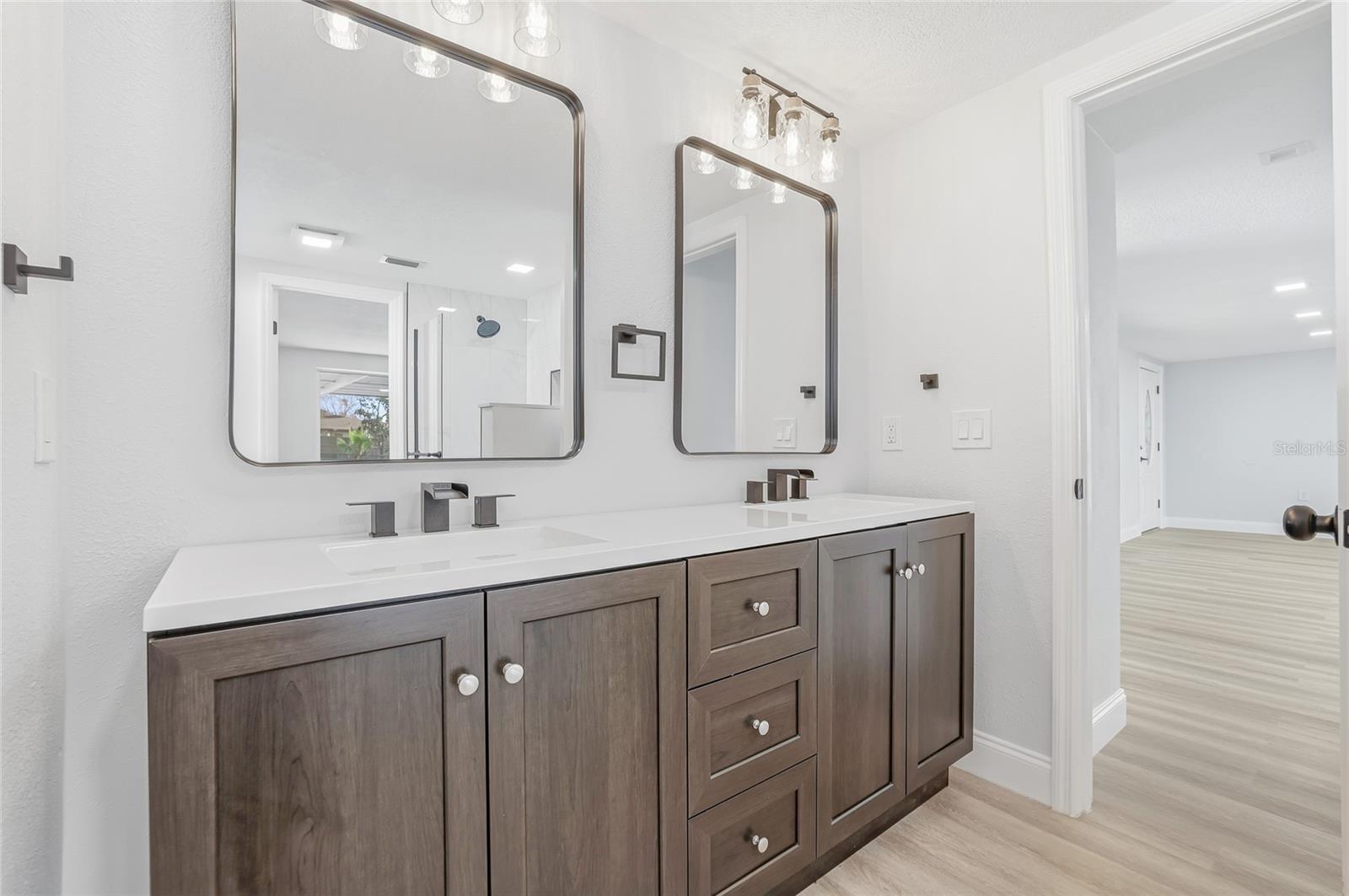 Image 22 of 47 For 9821 Lakeside Lane