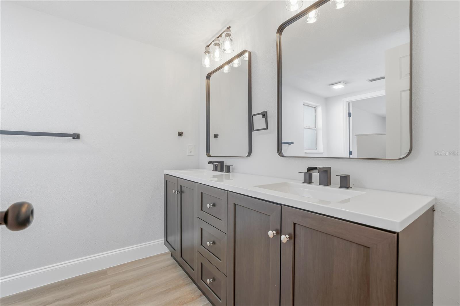 Image 24 of 47 For 9821 Lakeside Lane