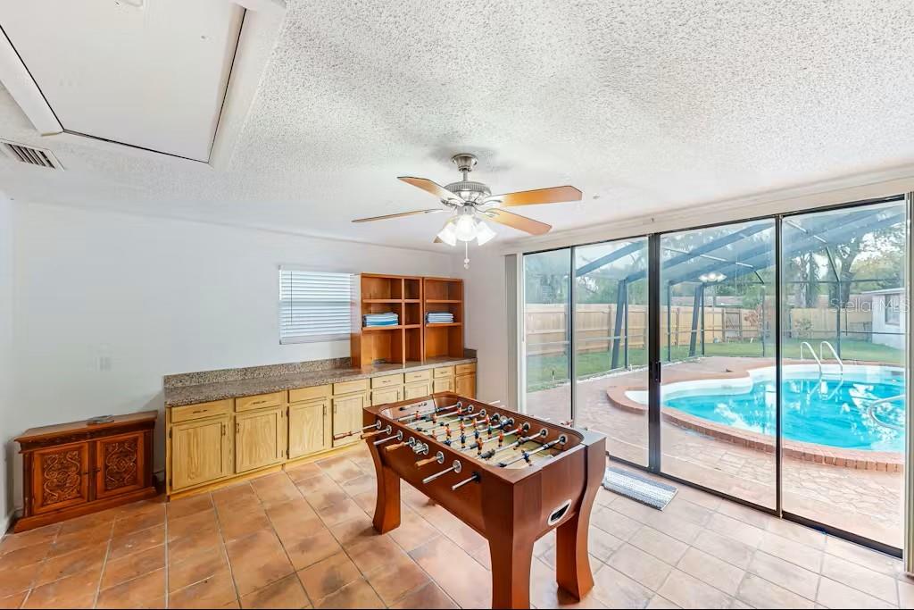 Listing photo id 9 for 6223 Travis Boulevard