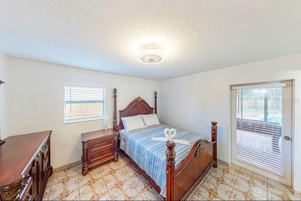 Listing photo id 13 for 6223 Travis Boulevard