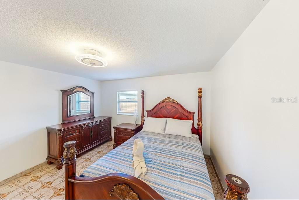 Listing photo id 14 for 6223 Travis Boulevard