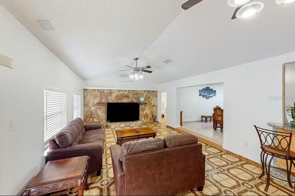 Listing photo id 2 for 6223 Travis Boulevard