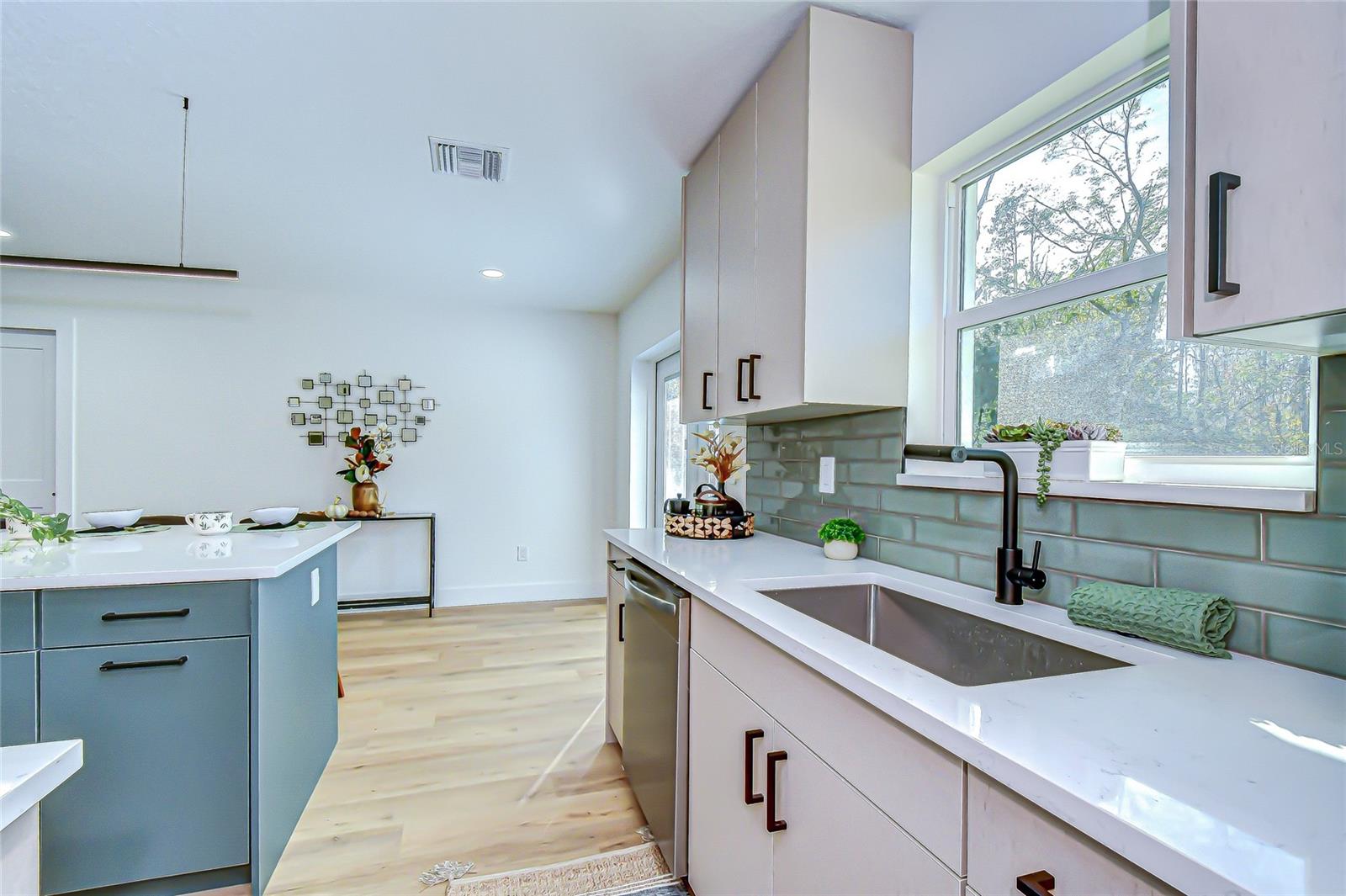 Image 14 of 33 For 909 Lake Charles Circle