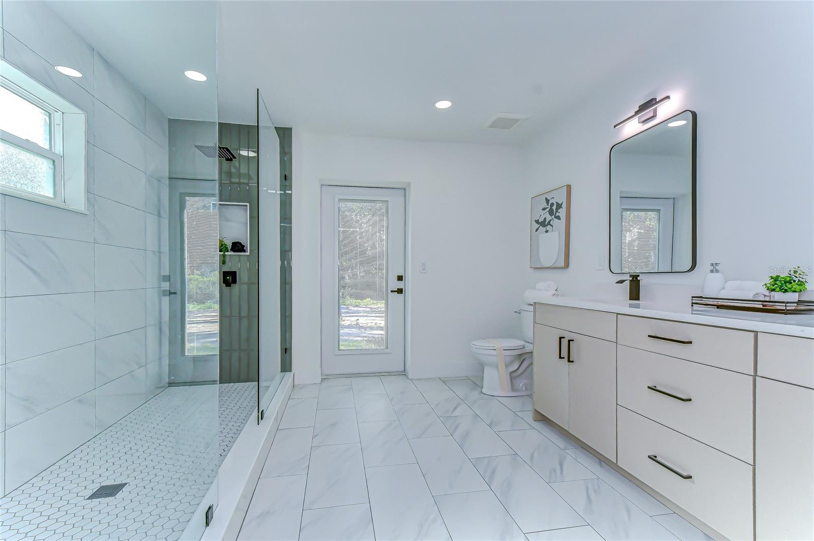 Image 21 of 33 For 909 Lake Charles Circle