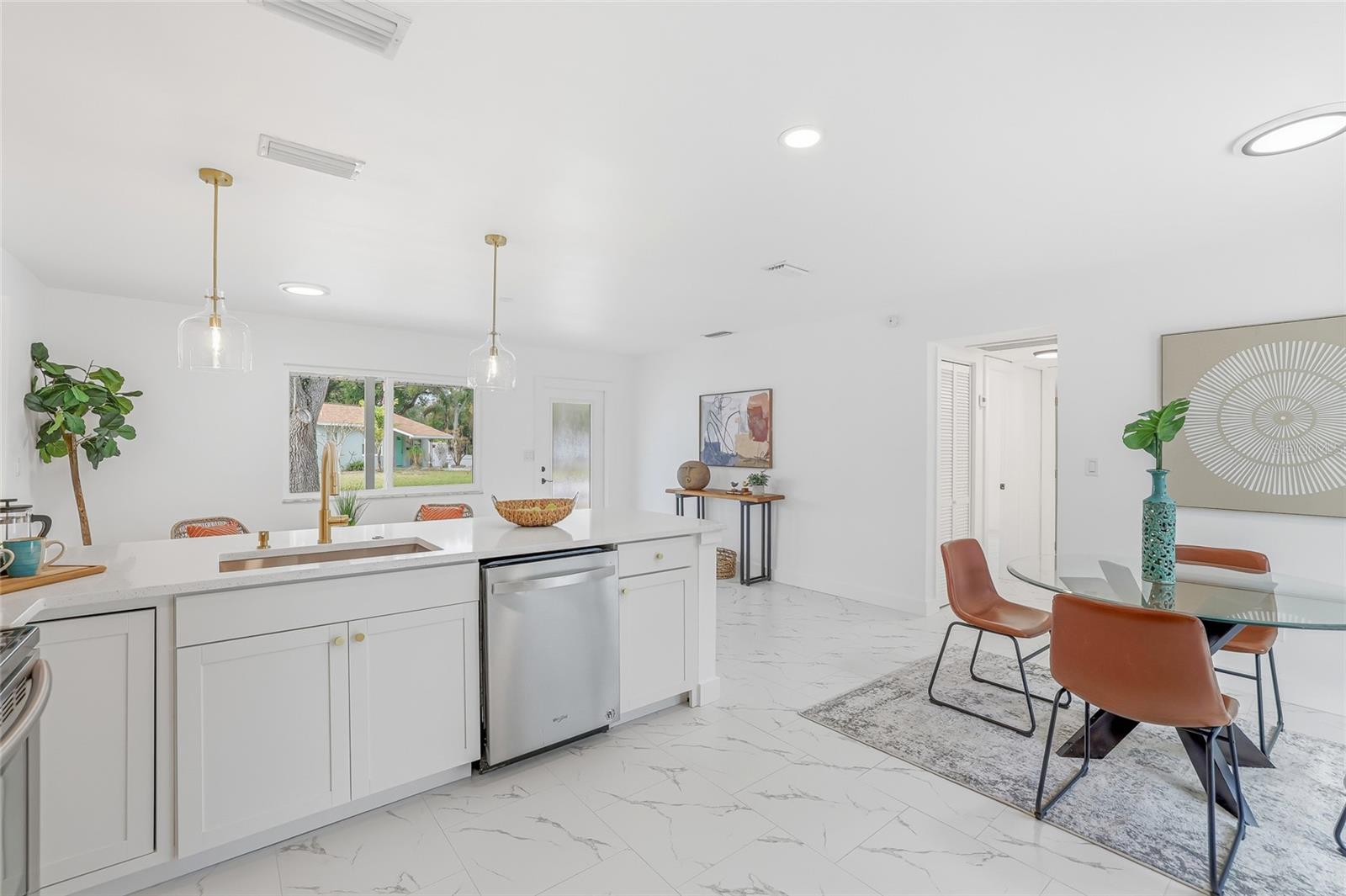 Image 11 of 38 For 4095 Locust Street Ne