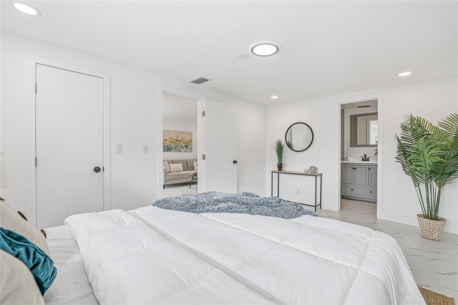 Image 16 of 38 For 4095 Locust Street Ne