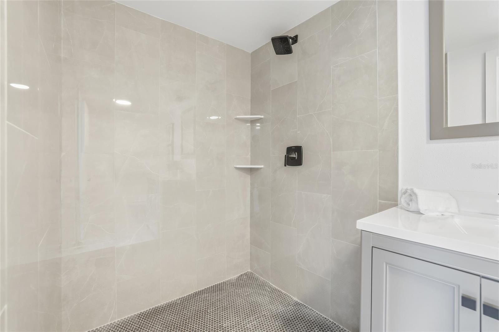 Image 18 of 38 For 4095 Locust Street Ne