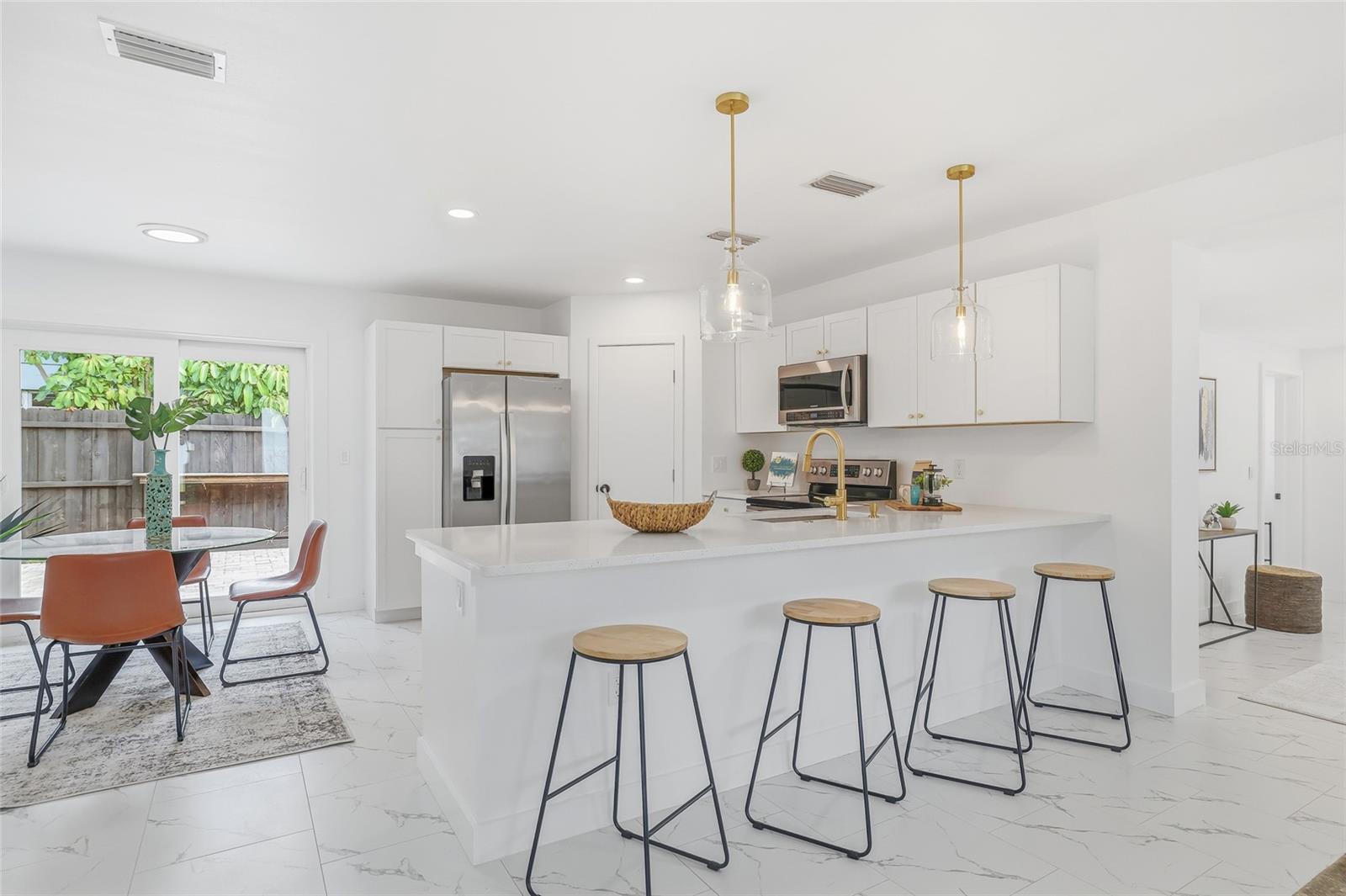 Image 6 of 38 For 4095 Locust Street Ne