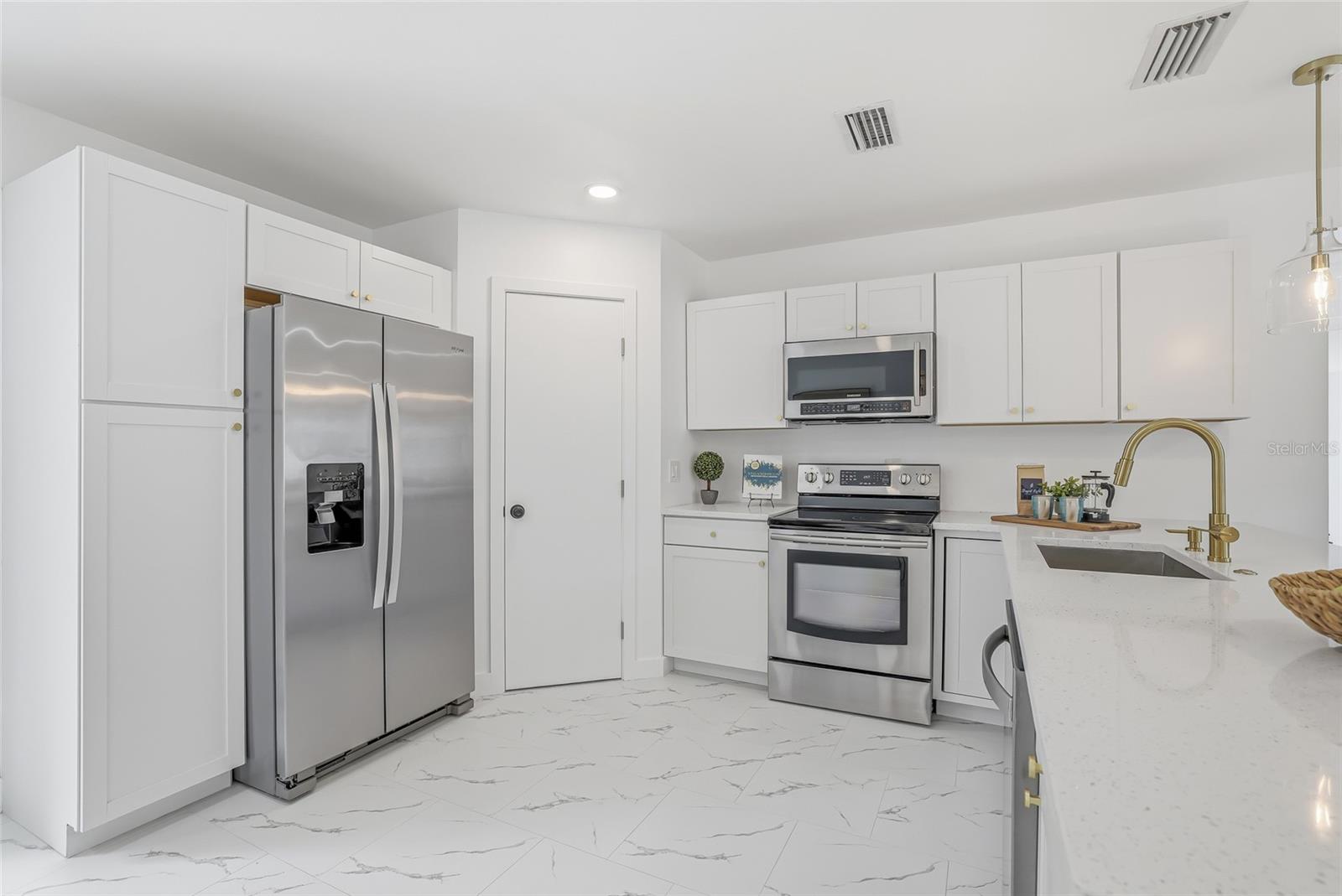 Image 9 of 38 For 4095 Locust Street Ne