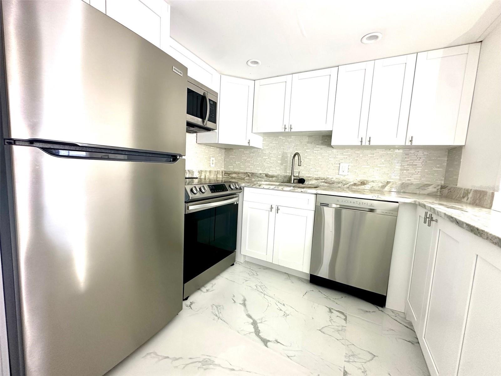 Image 4 of 17 For 4550 Cove Circle 905