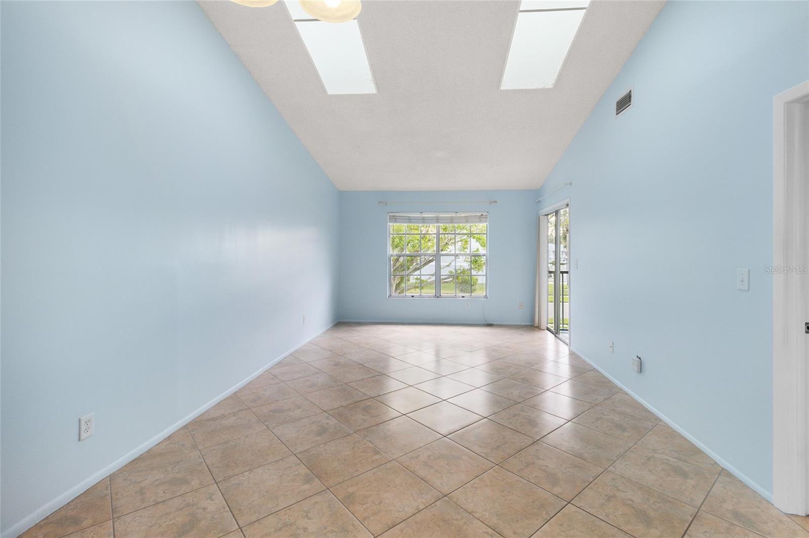 Image 10 of 41 For 225 Sun Vista Court S