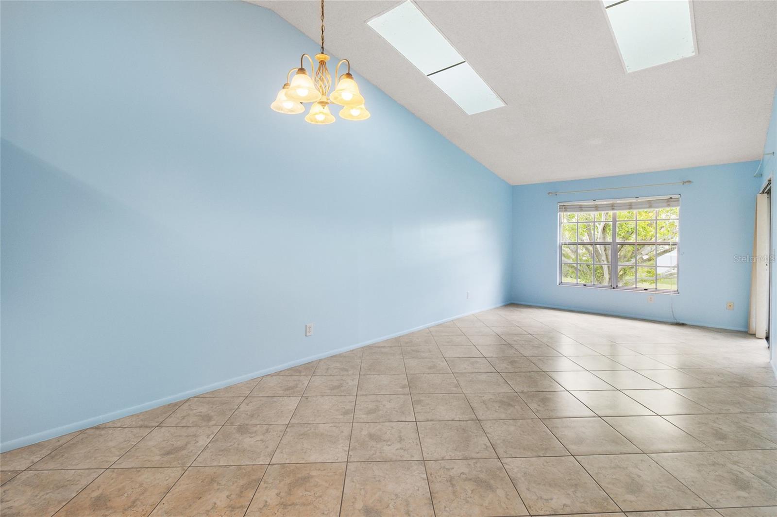 Image 11 of 41 For 225 Sun Vista Court S