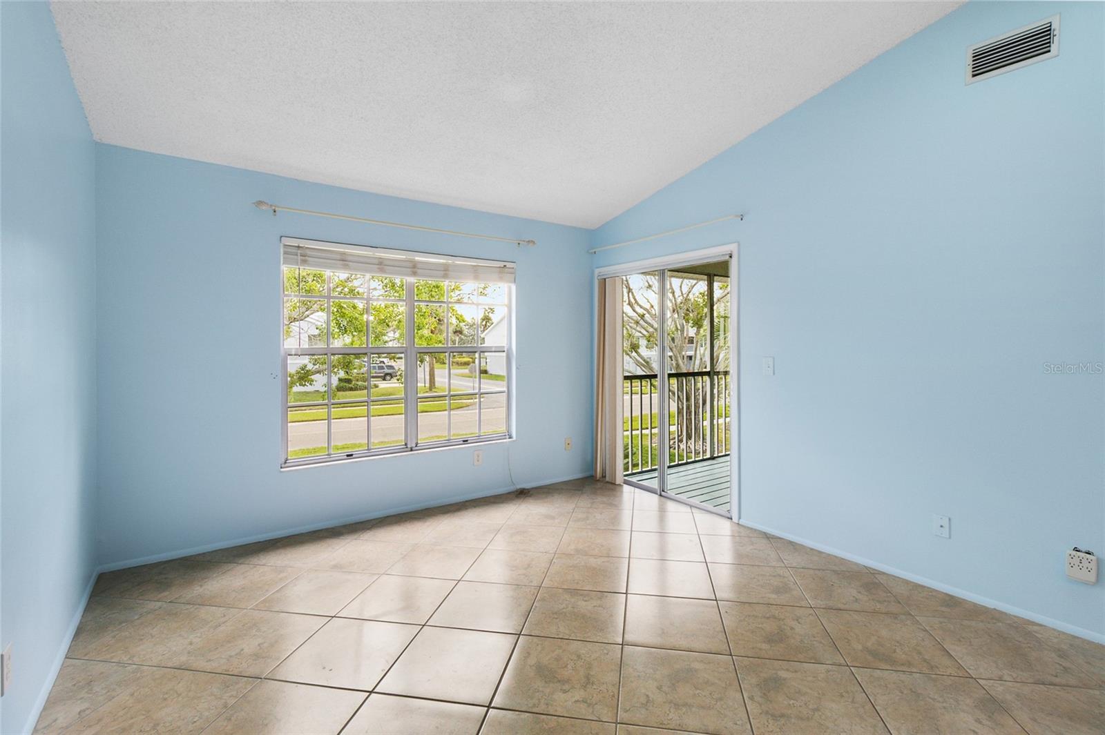 Image 13 of 41 For 225 Sun Vista Court S