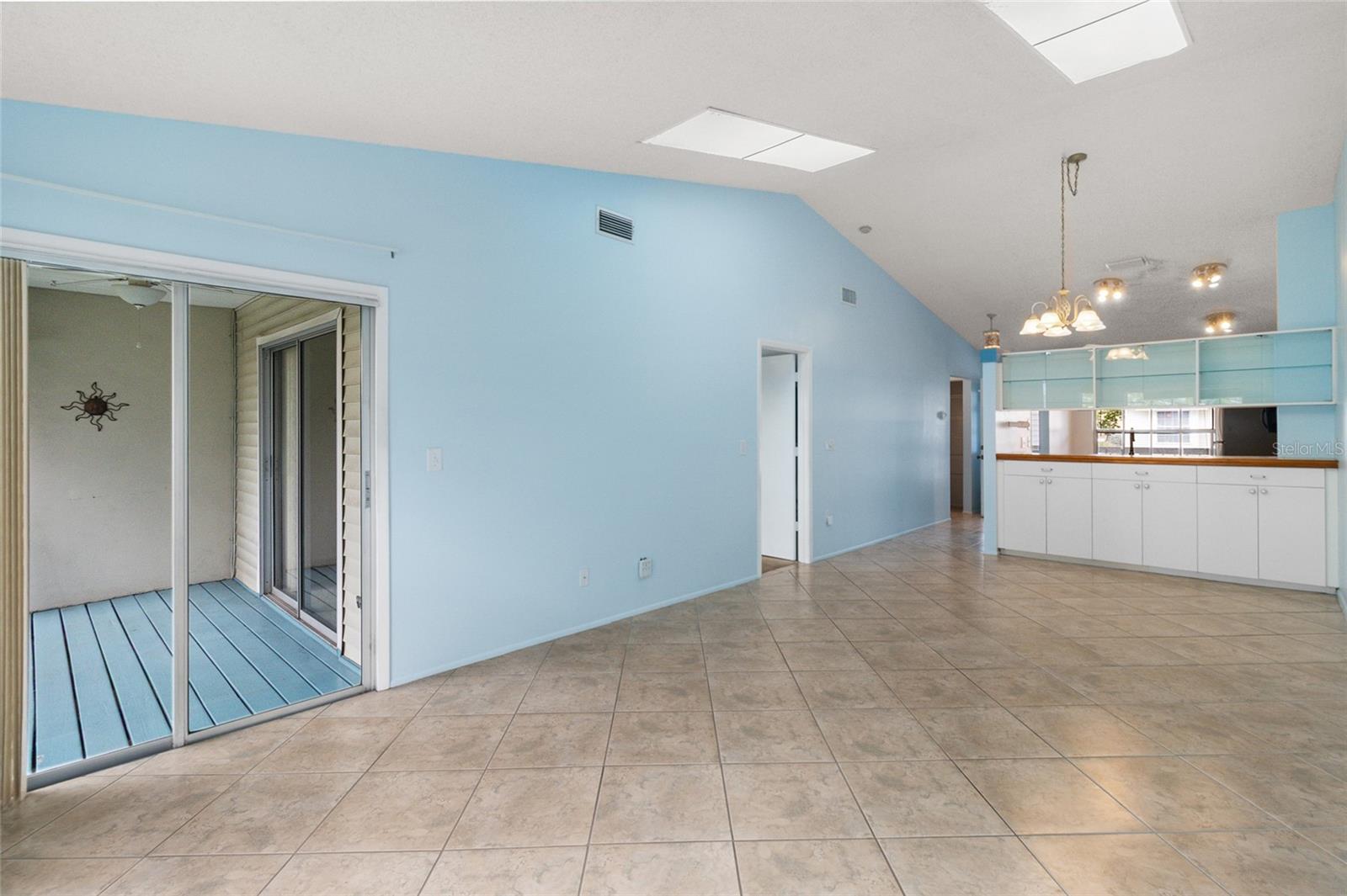 Image 14 of 41 For 225 Sun Vista Court S