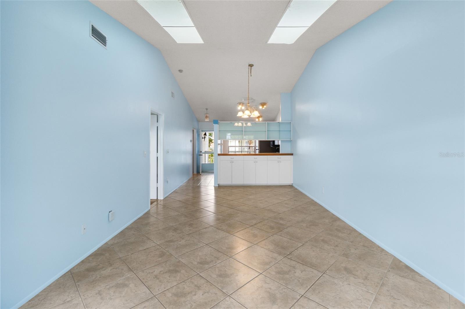 Image 15 of 41 For 225 Sun Vista Court S