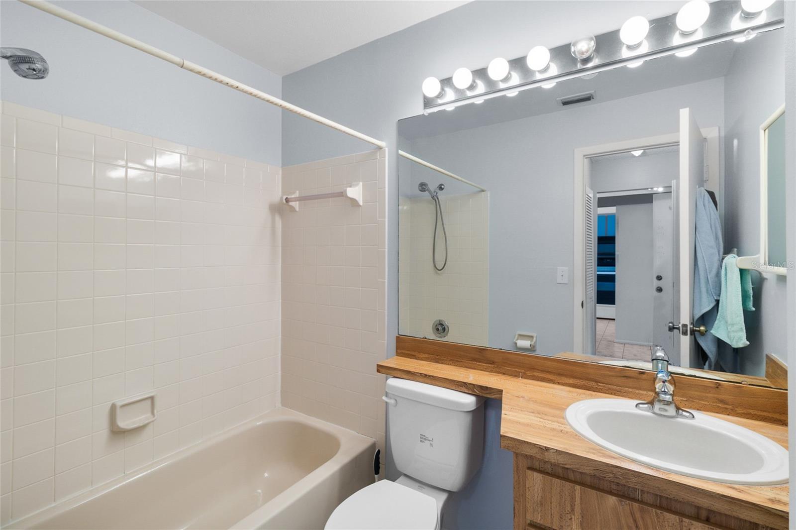 Image 17 of 41 For 225 Sun Vista Court S