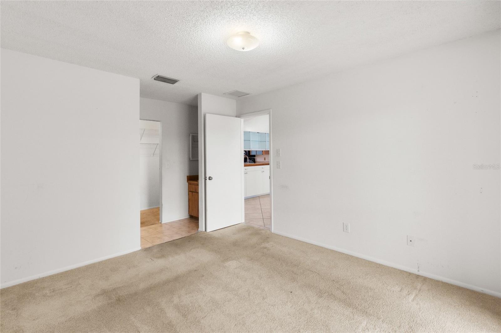 Image 18 of 41 For 225 Sun Vista Court S