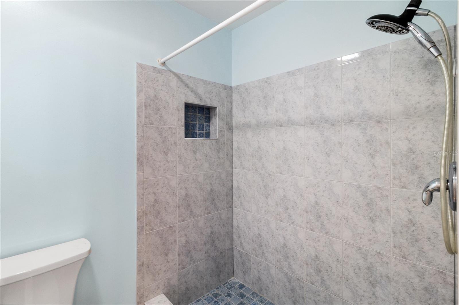 Image 27 of 41 For 225 Sun Vista Court S