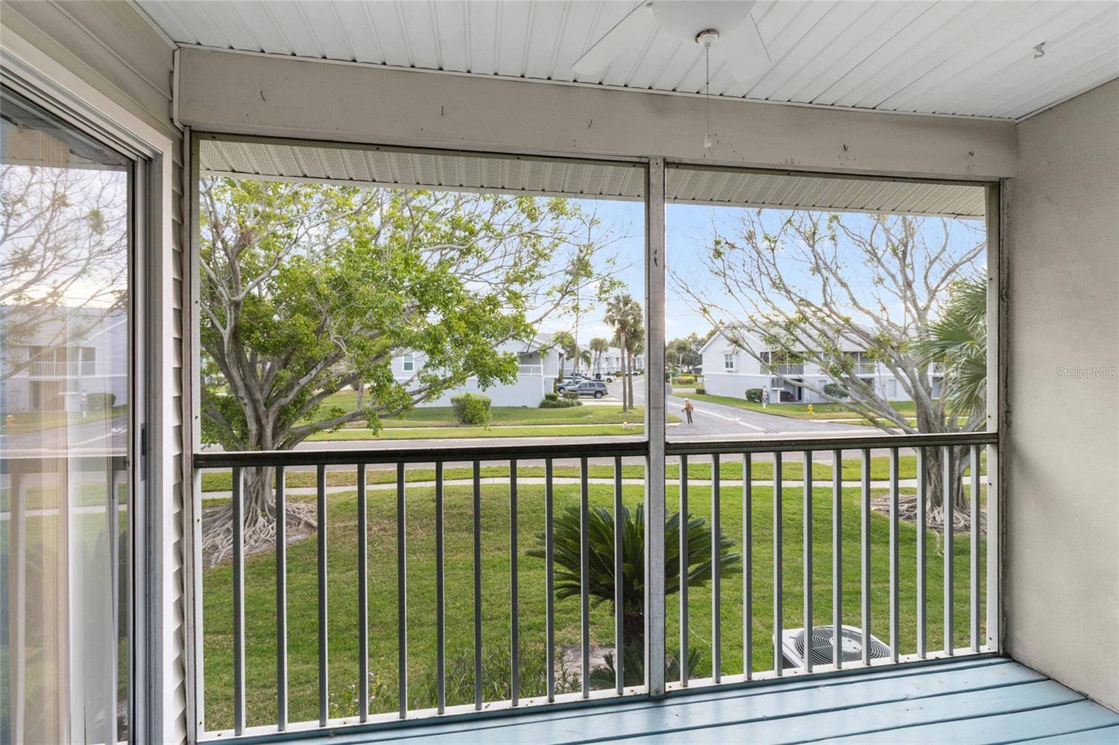 Image 31 of 41 For 225 Sun Vista Court S