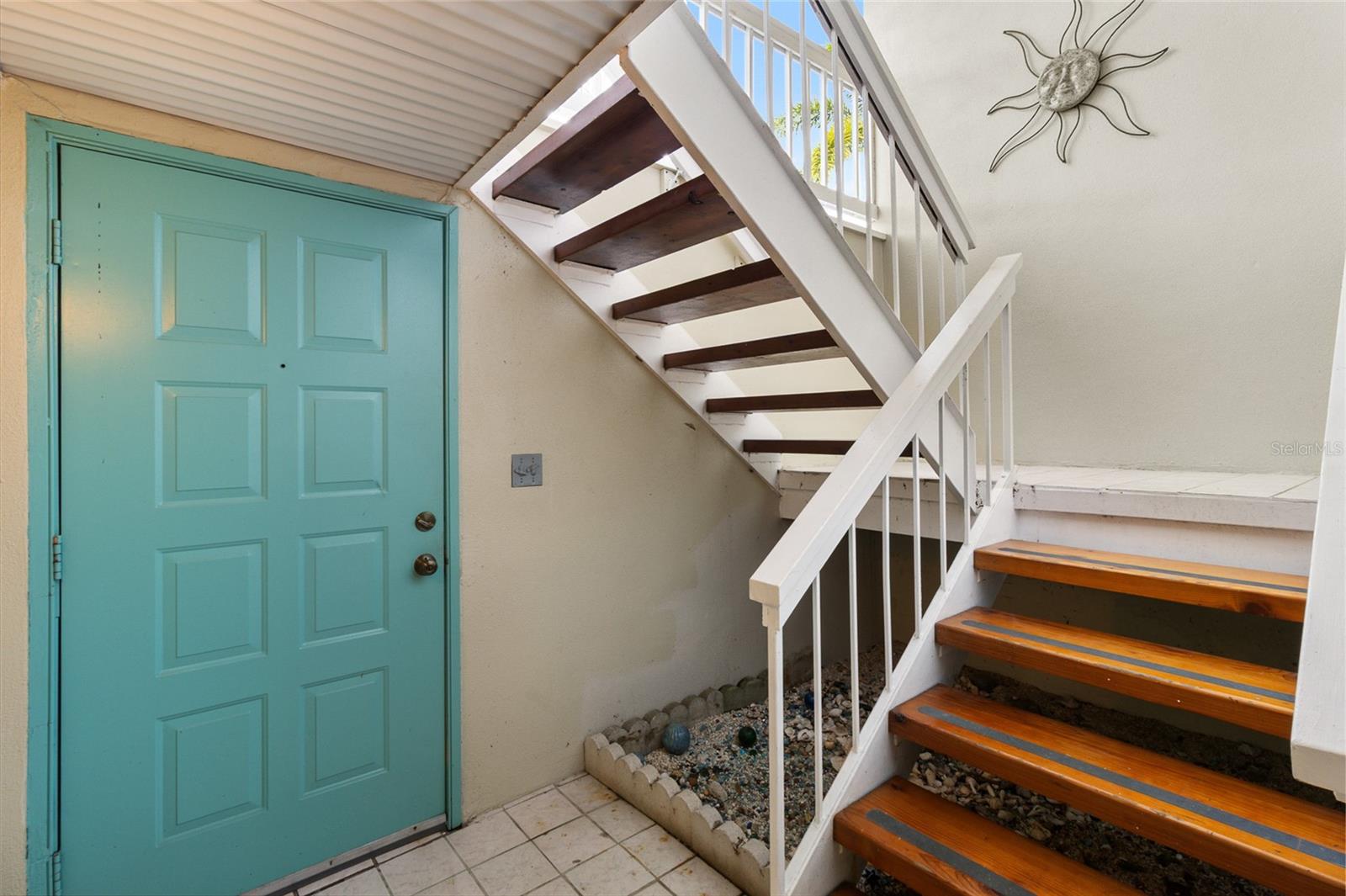 Image 4 of 41 For 225 Sun Vista Court S