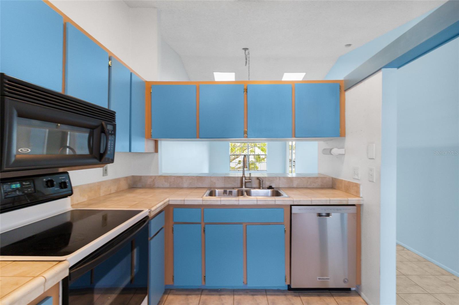 Image 7 of 41 For 225 Sun Vista Court S