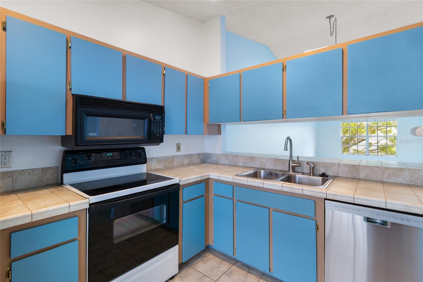 Image 8 of 41 For 225 Sun Vista Court S